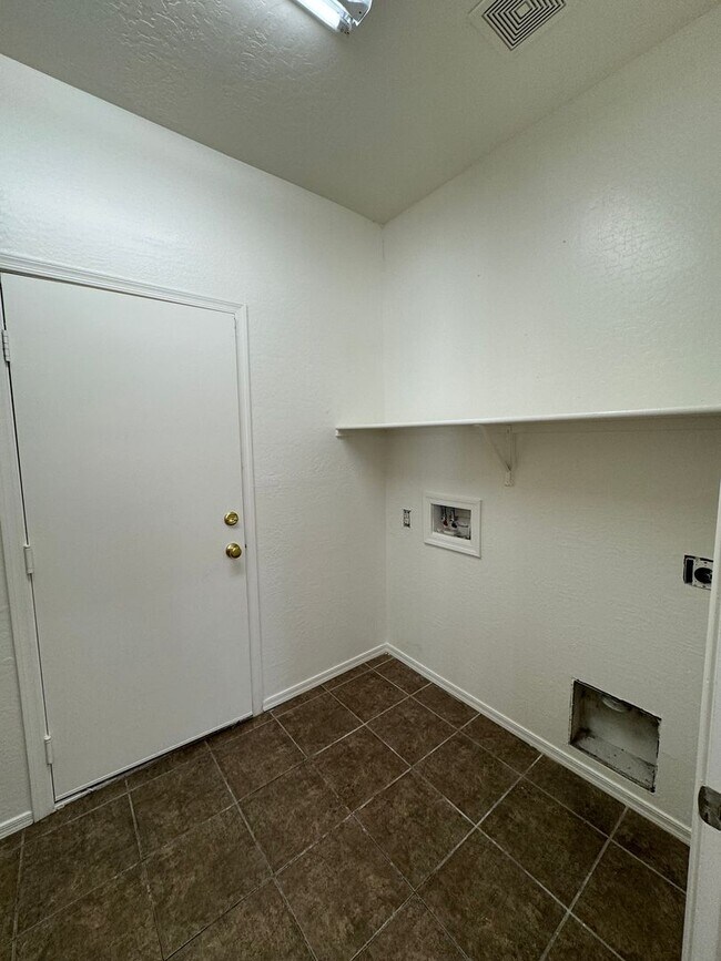 Building Photo - Large 4 bedroom house- Laveen