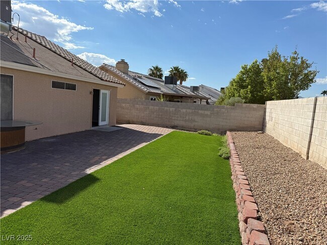 Building Photo - 4749 Califa Dr