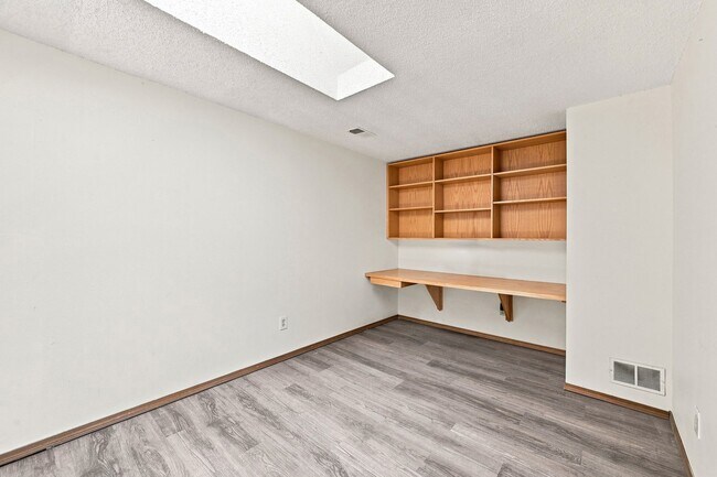 Building Photo - 3 bed, 3 full bath - perfect for roommates!