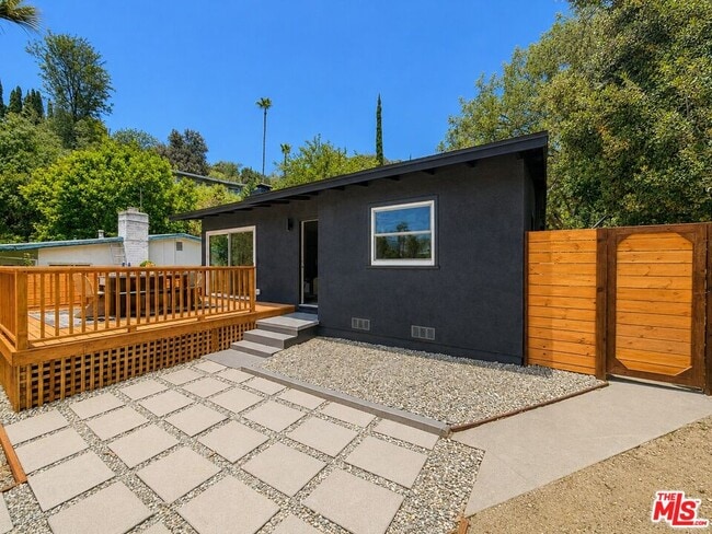 Building Photo - 885 Montecito Dr