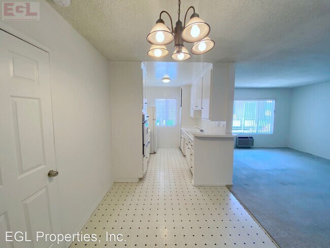 Building Photo - 823 N Hudson Ave