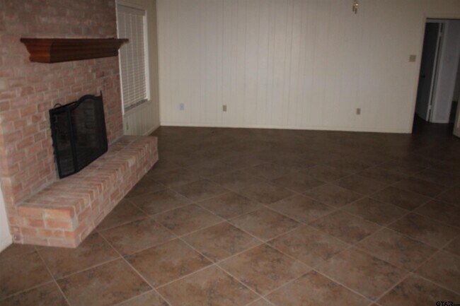 Building Photo - 713 Meadow Creek Dr