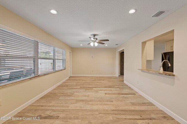 Building Photo - 215 S Robert Way