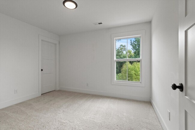 Building Photo - Charming and Spacious 4-Bedroom Home with ...