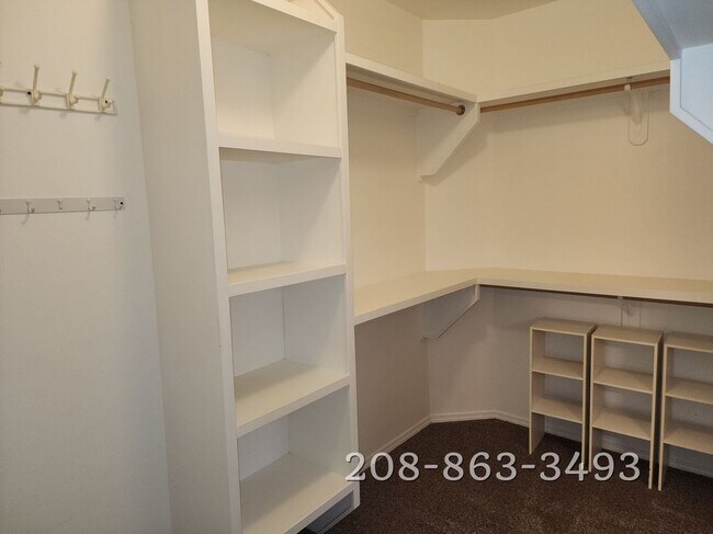 Building Photo - 2386 E Three Bars Dr