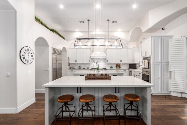 Building Photo - Beautiful 6-bedroom basement home