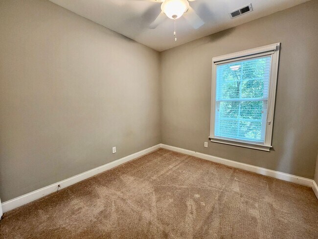 Building Photo - Four bedroom 10 minutes from the beaches o...