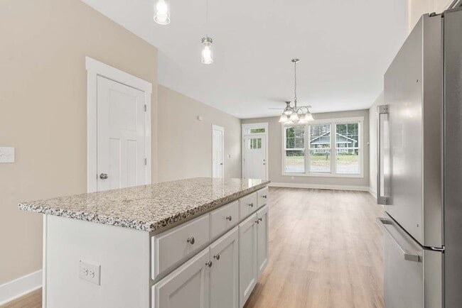 Building Photo - MUST SEE! 2 Bed / 2 Bath End Unit in Raleigh