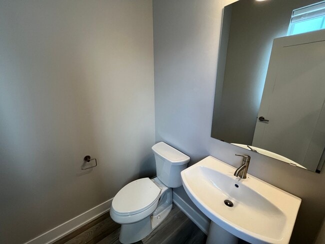 Building Photo - Beautiful 3 Bed/2.5 Bath Townhome - Community Pool and Fitness Center!