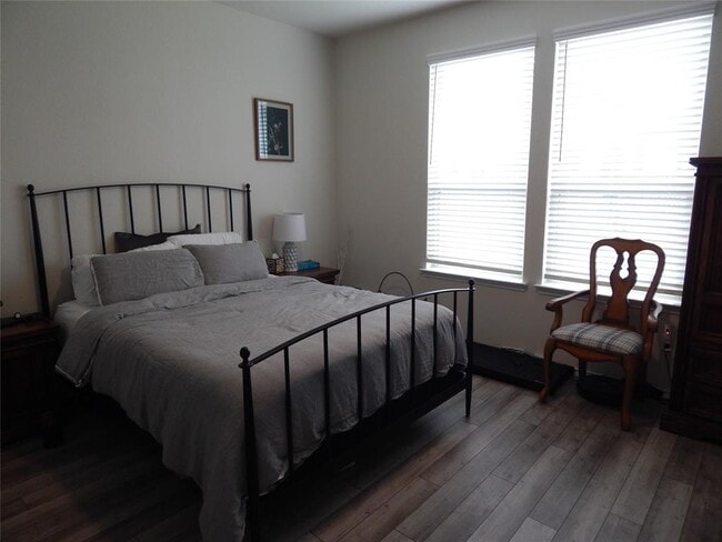 Building Photo - 437 English Oak St