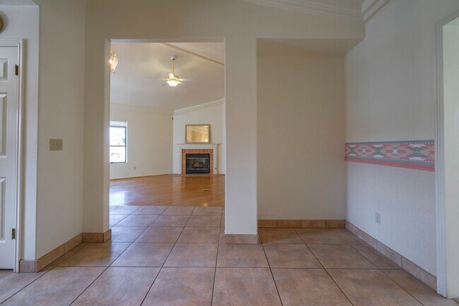 Building Photo - Spacious Stand Alone Home