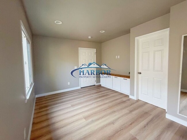 Building Photo - 543 W 5th St