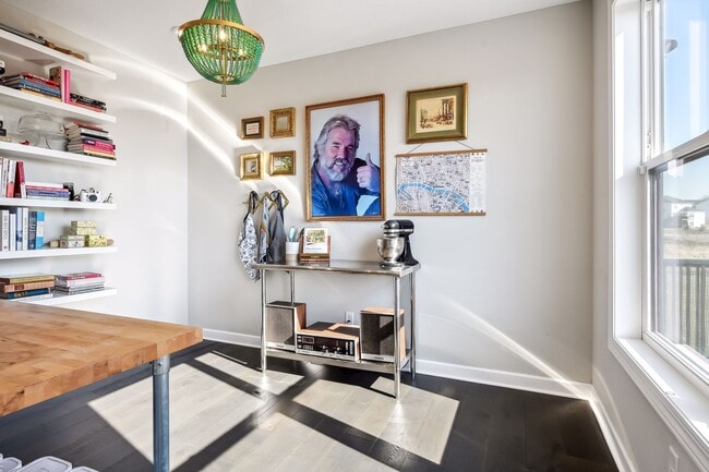 Building Photo - 2275 Lakeshore Point Dr N E