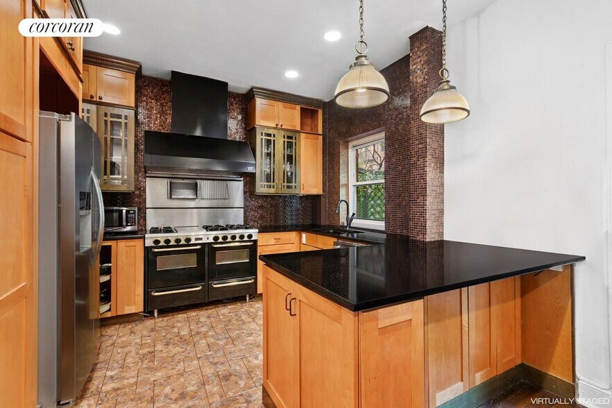 Building Photo - 326 W 19th St