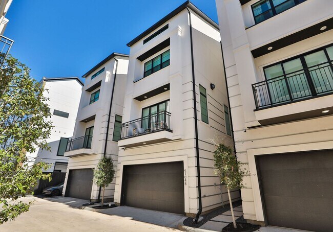 Building Photo - For Lease | 3 Bed, 3.5 Bath | 2,610 Sq Ft | Westheimer Estates |