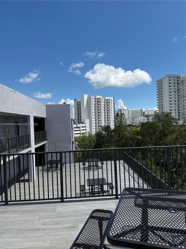 Building Photo - 1531 NW 16th Ave