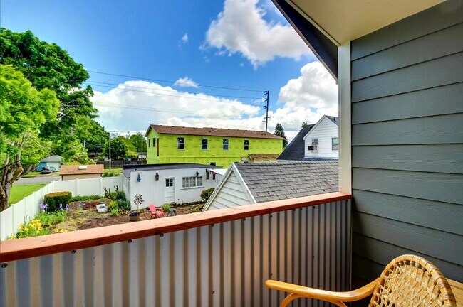 Building Photo - 6625 Amherst N St