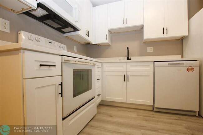 Building Photo - 704 Gardens Dr