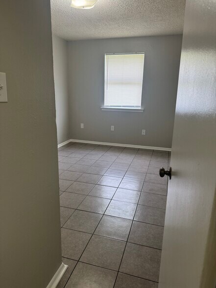 Building Photo - 708 24th St