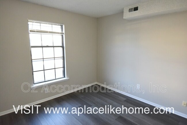 Building Photo - 912 S Edgebrook Ln