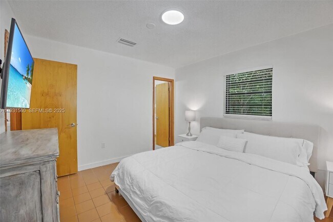 Building Photo - 139 N Bay Harbor Dr