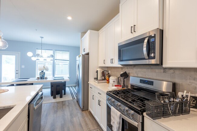 Building Photo - Stunning 3 BR/2 Full BA & 2 Half BA Townho...