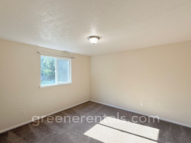 Building Photo - 3BD/1.5BA in Desired West Olympia Location