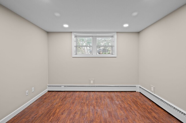 Building Photo - Spacious 1BR/1Bath apartment available Now!