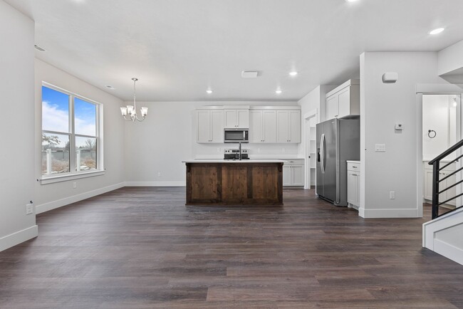 Building Photo - Stunning End unit 3 bed 2.5 Bath Townhom i...