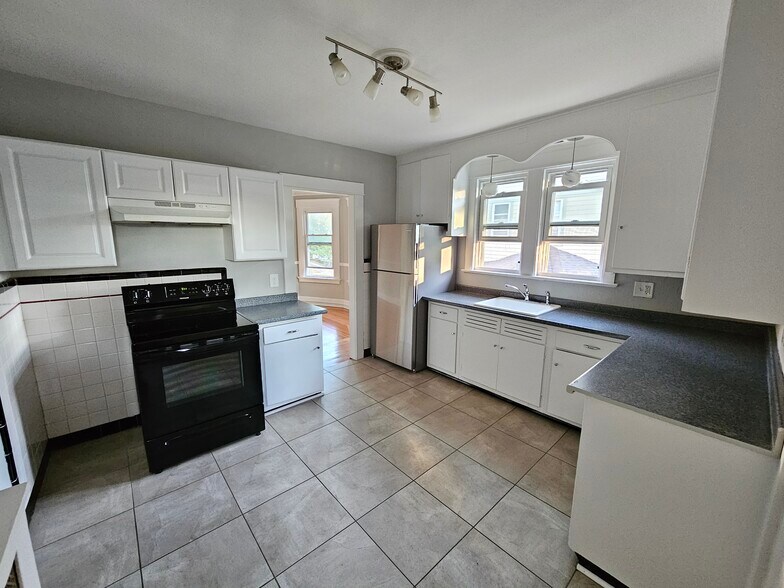 Building Photo - 217 S Whittlesey Ave