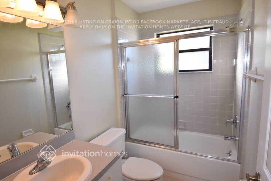 Building Photo - 653 Middlebury Loop