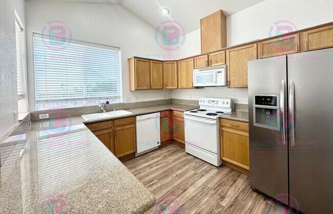 Building Photo - 3 Bedroom 2.5 Bathroom + Loft & 2 Car gara...