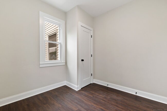 Building Photo - 279 Linwood St