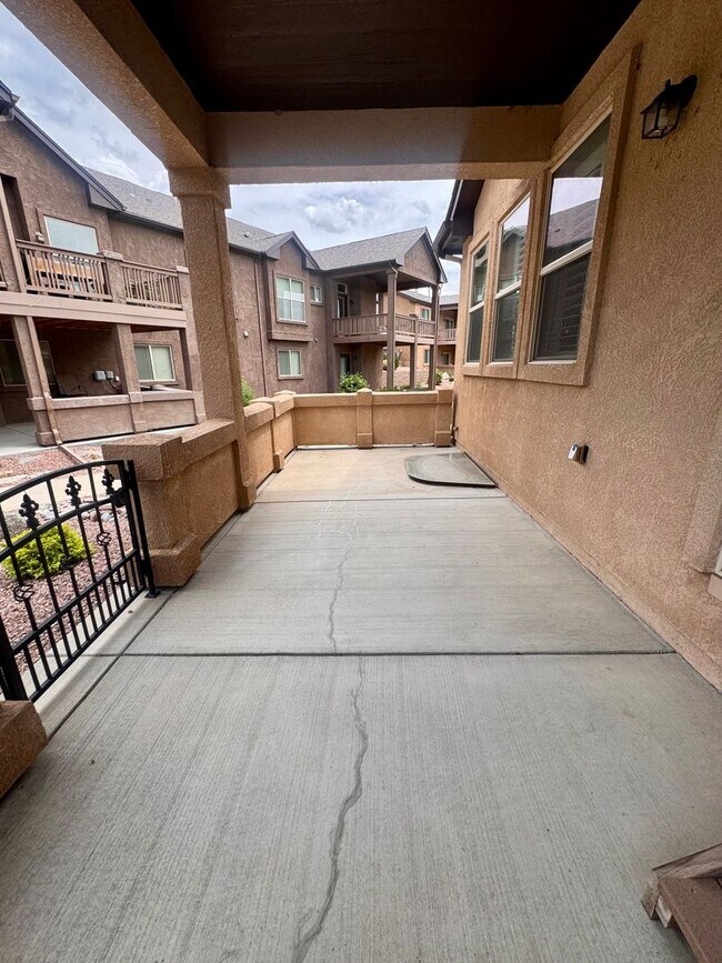 Building Photo - Gorgeous 4 Bedroom Townhome in Briargate