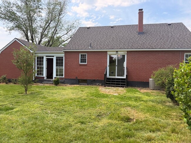 Building Photo - Hilltop Charm in Floyds Knobs – Spacious All-Brick Beauty with Room to Grow!