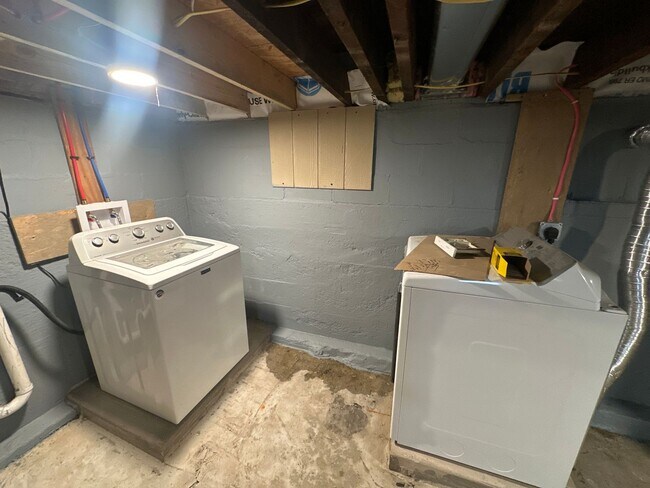 Building Photo - Renovated Single Family Home