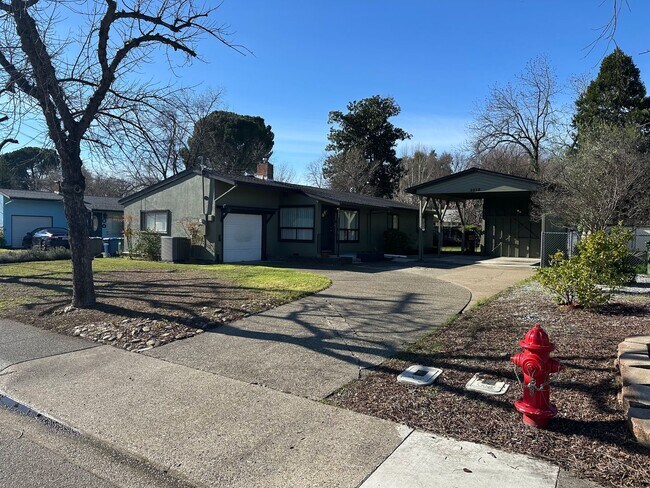 Building Photo - New listing! Beautifully maintained home in convenient location