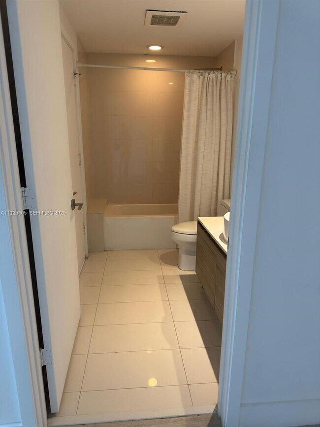 Building Photo - 121 NE 34th St