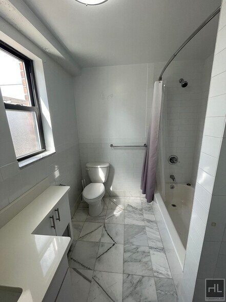 Building Photo - E 82 St