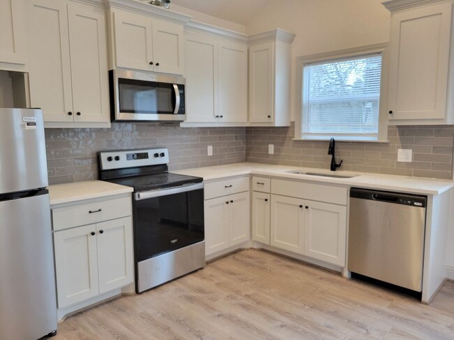Building Photo - 8601 Oakridge Dr