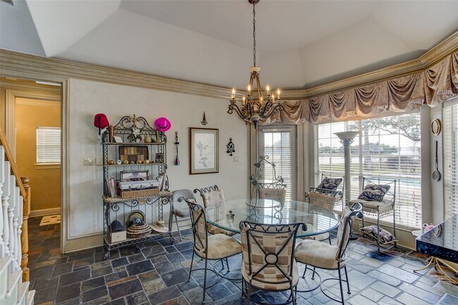 Building Photo - 13703 Lakeshore Way Cove