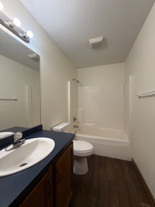 Building Photo - 819 Colonial Manor Dr