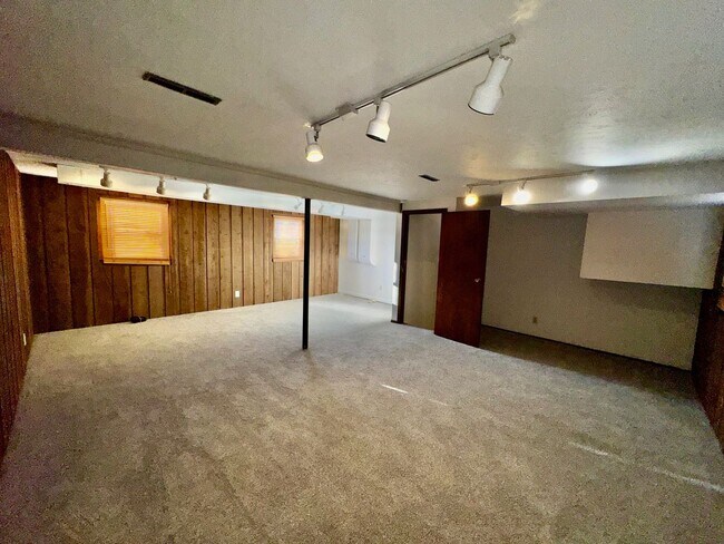 Building Photo - Move-In Ready 3-Bedroom with Modern Updates and Fantastic Outdoor Space