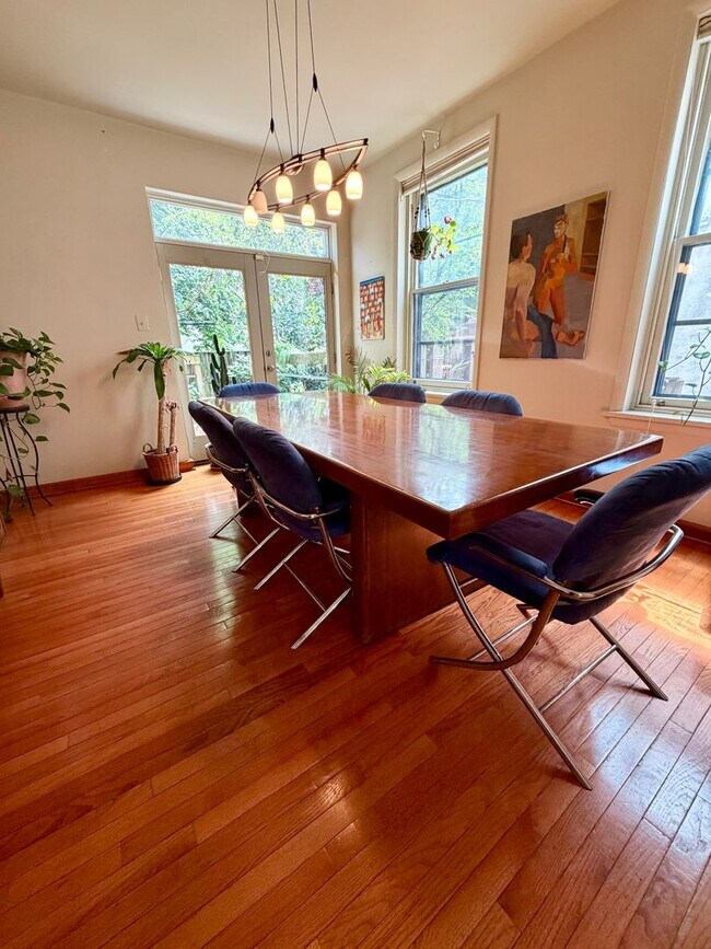 Building Photo - Stunning 4-Bedroom Home Nestled in Spruce Hill! Available in Mid-August!