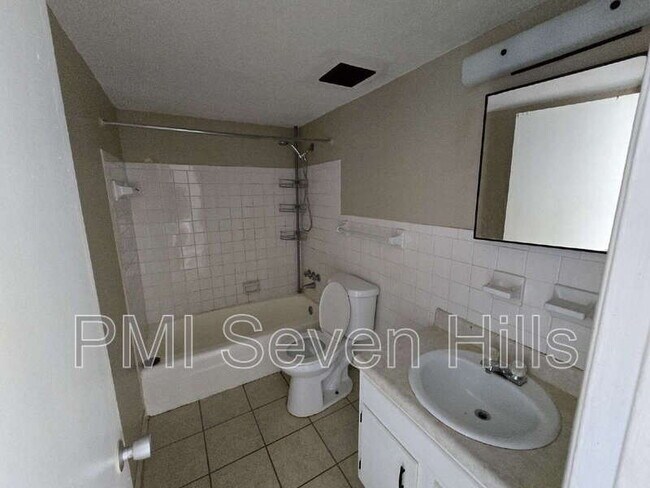 Building Photo - 2325 W Pensacola St