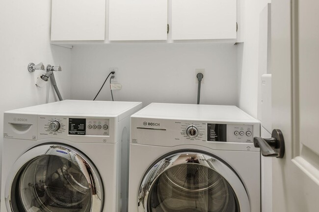 Building Photo - Gorgeous 2 Bed / 2 Bath Top Floor Condo wi...