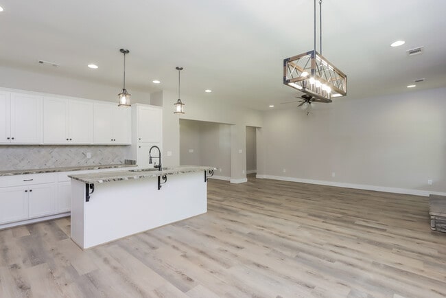 Building Photo - Beautiful 3-Bedroom Home in Deatsville, AL