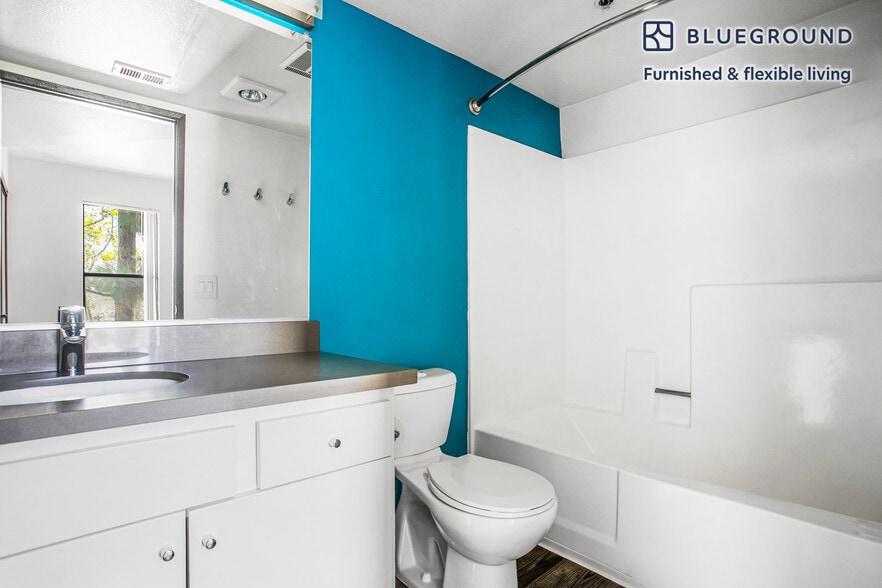 Building Photo - 10989 Bluffside Dr