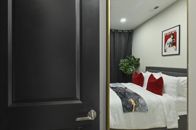 Building Photo - 3022 Auchentoroly Ter