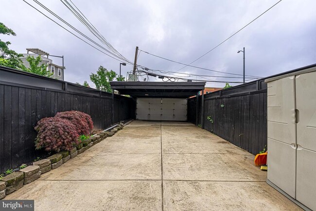 Building Photo - 1535 Gales St NE